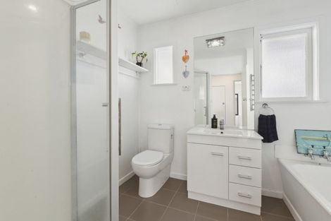 Photo of property in 1/123 Queen Street, Northcote Point, Auckland, 0627
