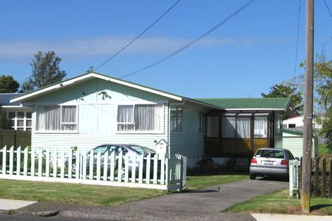 Photo of property in 6 Mayburn Road, Te Atatu Peninsula, Auckland, 0610
