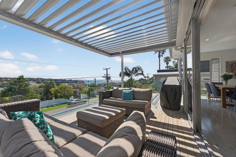 Photo of property in 15 Beechwood Road, Rothesay Bay, Auckland, 0630