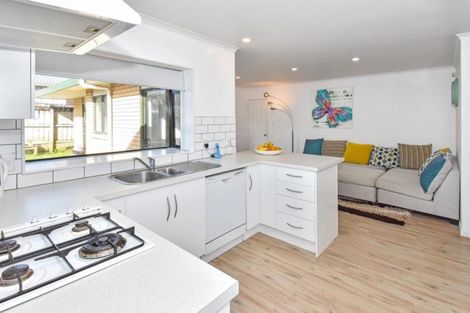 Photo of property in 22 Moyrus Crescent, East Tamaki Heights, Auckland, 2016