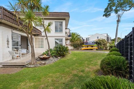 Photo of property in 47 Red Beach Road, Red Beach, 0932