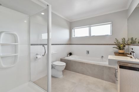 Photo of property in 10 Bayvista Drive, Karaka, Papakura, 2113