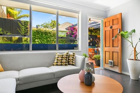 Photo of property in 2/98 Holly Road, St Albans, Christchurch, 8014