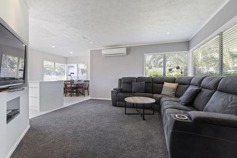 Photo of property in 35 Cyclarama Crescent, Massey, Auckland, 0614