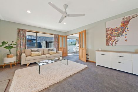 Photo of property in 7 Thicket Close, Redwood, Christchurch, 8051