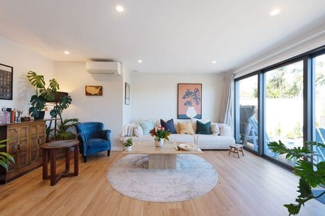 Photo of property in 19 Miles Crescent, Newlands, Wellington, 6037