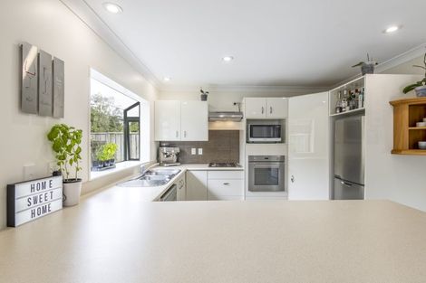 Photo of property in 203 Westchester Drive, Churton Park, Wellington, 6037