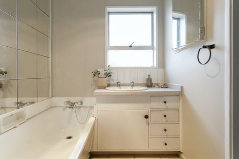 Photo of property in 4 Kereru Street, Two Mile Bay, Taupo, 3330