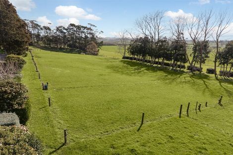 Photo of property in 124 Rimmer Road, Helensville, 0875