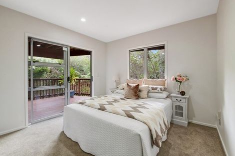 Photo of property in 9 Springwater Vale, Unsworth Heights, Auckland, 0632