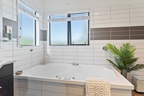 Photo of property in 5 Quadrant Heights, Paraparaumu, 5032