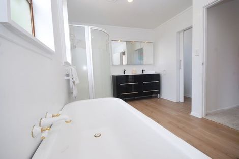 Photo of property in 4 Hollyhock Place, Browns Bay, Auckland, 0630