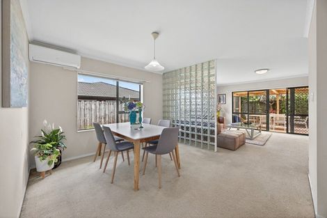 Photo of property in 16 Newbegin Place, Weymouth, Auckland, 2103