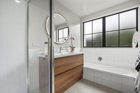 Photo of property in 4 Opal Close, Rosedale, Auckland, 0632