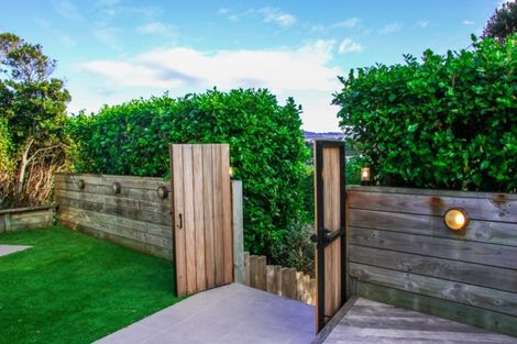 Photo of property in 116 Nevay Road, Karaka Bays, Wellington, 6022