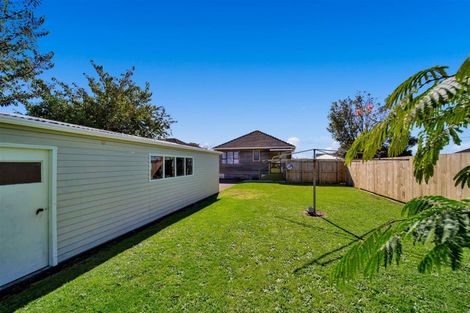 Photo of property in 1 Robbins Crescent, Hawera, 4610