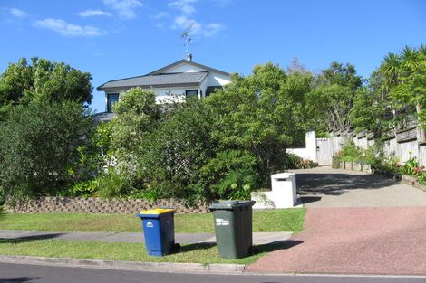 Photo of property in 11 St Lucia Place, Unsworth Heights, Auckland, 0632