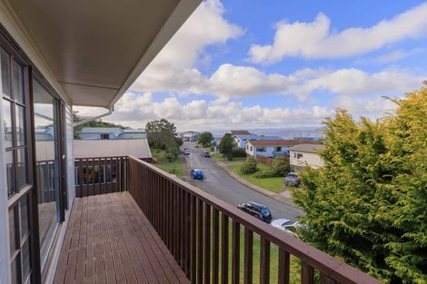 Photo of property in 15 Somes Crescent, Newlands, Wellington, 6037