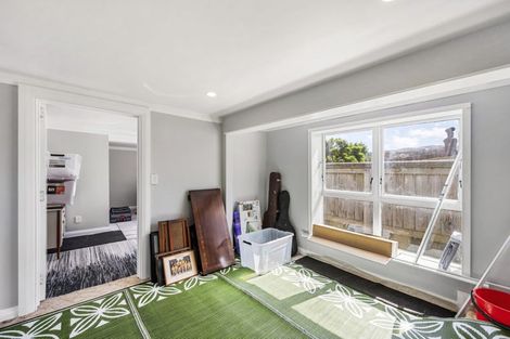 Photo of property in 8 Glendavar Street, Berhampore, Wellington, 6023