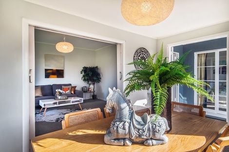 Photo of property in 72 Lynwood Road, New Lynn, Auckland, 0600