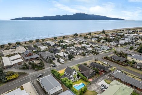 Photo of property in 129 Seaview Road, Paraparaumu Beach, Paraparaumu, 5032