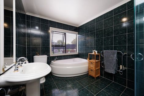 Photo of property in 27 Royal Oak Drive, Kelvin Grove, Palmerston North, 4414