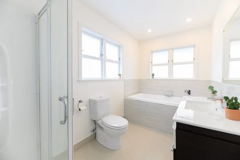 Photo of property in 5 Glenford Lane, Te Atatu Peninsula, Auckland, 0610