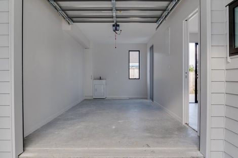 Photo of property in 2/21 Akoranga Drive, Northcote, Auckland, 0627