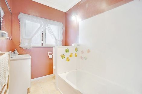 Photo of property in 9 Sheehan Road, Te Atatu South, Auckland, 0610