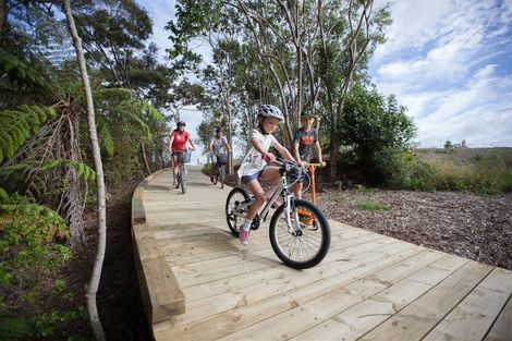 Photo of property in 4/35 Marine Parade, Hobsonville, Auckland, 0616