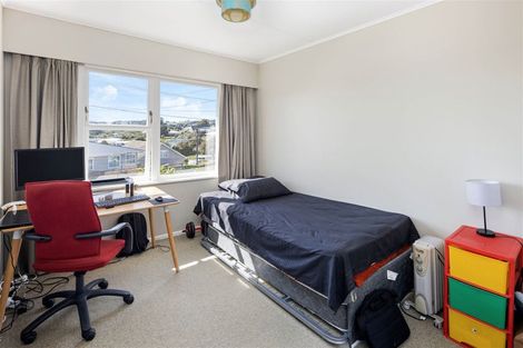 Photo of property in 35 Kahikatea Grove, Paparangi, Wellington, 6037