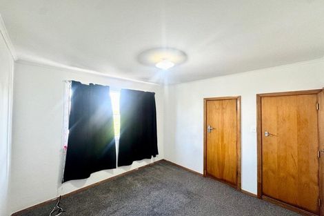 Photo of property in 11 Springside Place, New Lynn, Auckland, 0600