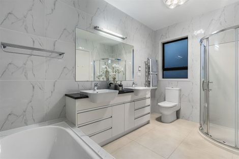 Photo of property in 16 Fernhill Way, Oteha, Auckland, 0632