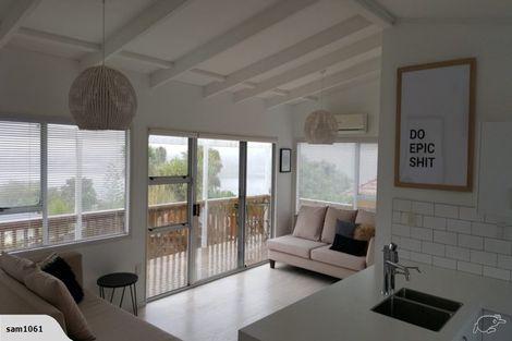 Photo of property in 31 Moffat Road, Red Beach, 0932