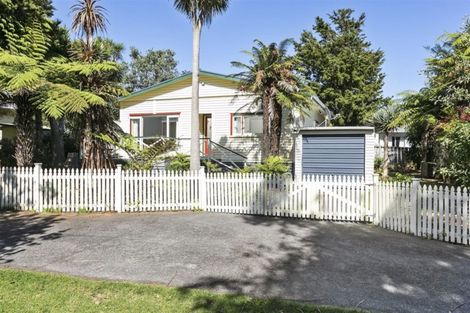 Photo of property in 18 Gill Avenue, Te Atatu Peninsula, Auckland, 0610