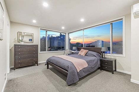Photo of property in 49 Seaview Road, Castor Bay, Auckland, 0620
