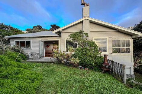 Photo of property in 1 Hungerford Road, Lyall Bay, Wellington, 6022