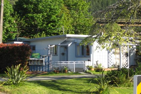 Photo of property in 2-2a Canterbury Street, Picton, 7220