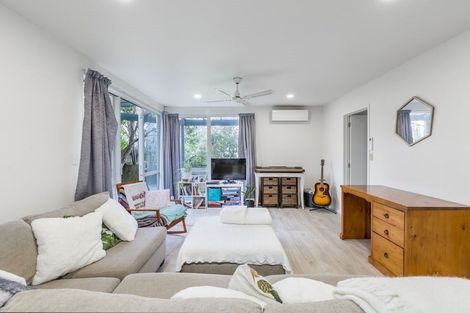 Photo of property in 18b Holiday Road, Stanmore Bay, Whangaparaoa, 0932