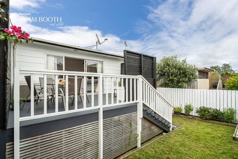 Photo of property in 3a/2 Kirrie Avenue, Te Atatu South, Auckland, 0610