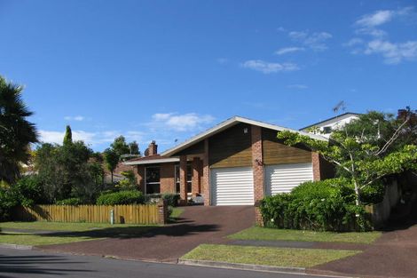 Photo of property in 17 St Lucia Place, Unsworth Heights, Auckland, 0632