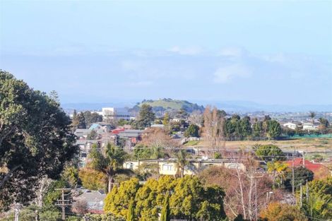 Photo of property in 2/58 Hillcrest Avenue, Hillcrest, Auckland, 0627