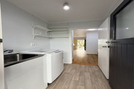 Photo of property in 62 Manhattan Heights, Glendene, Auckland, 0602