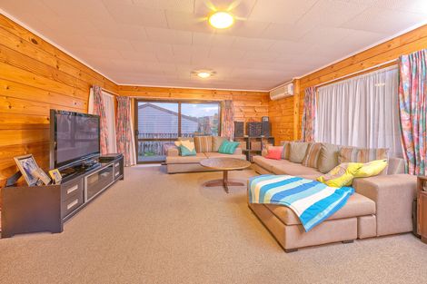 Photo of property in 2/14 Saint Annes Crescent, Wattle Downs, Auckland, 2103
