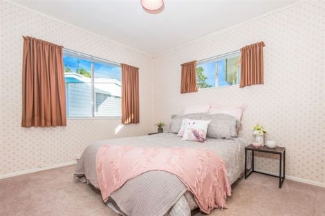 Photo of property in 6 Griffiths Grove, Newlands, Wellington, 6037