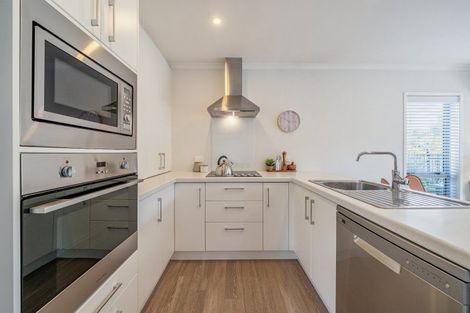 Photo of property in 92 Sunstone Crescent, Timberlea, Upper Hutt, 5018