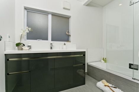 Photo of property in 66 Lake Road, Northcote, Auckland, 0627