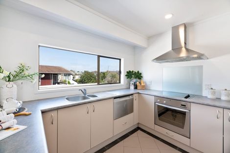 Photo of property in 2/27 Knightsbridge Drive, Forrest Hill, Auckland, 0620