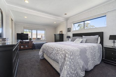 Photo of property in 35 Cyclarama Crescent, Massey, Auckland, 0614