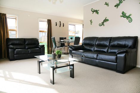 Photo of property in 2/1 Glengowan Place, Conifer Grove, Takanini, 2112